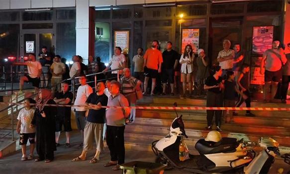 Denizli'de Ağaçta çıkan yangın vatandaşların müdahalesi ile daha da büyüdü,  binaya sıçradı