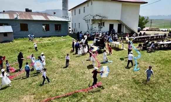 Ağrılı çocuklarının hayali gerçek oldu! Gökyüzü rengarenk süslendi