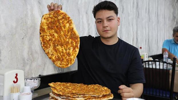 Elazığlı gencin yediği lahmacun sayısı görenleri şaşkına çeviriyor! 70 kilo ama 110 kiloluk rakipleriyle mücadele ediyor