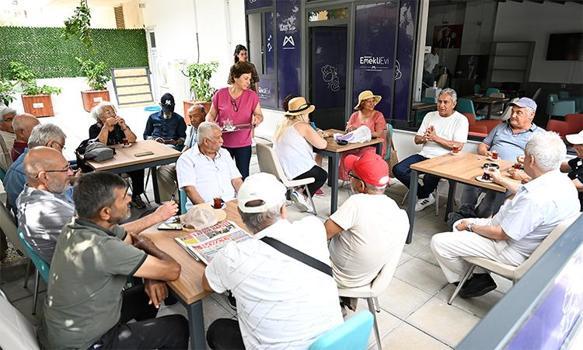 ‘Emekli Evi’nde vatandaşlara ücretsiz çay-kahve ikramı yapılıyor