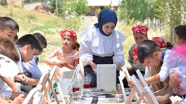 Mezun olduğu köy okulunu yıllar sonra sanat atölyesine dönüştürdü: Köy okulunda minik ressamlar yetişiyor!