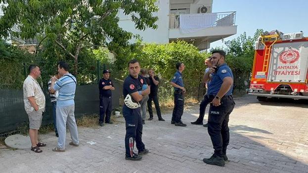 Antalya'da izolasyon yaparken çöken balkonun altında kalan işçi hayatını kaybetti