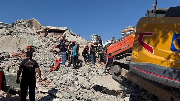 Kahramanmaraş'ta ağır hasarlı bina yıkılırken iş makinesinin üzerine devrildi! Operatör enkaz altında kaldı