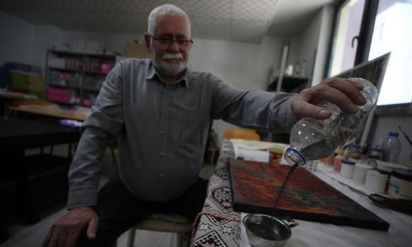 Emekli olduktan sonra başladı! Sahilden topladığı kum taneleri ile yapıyor