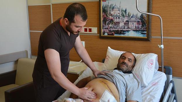Karın şişliği şikayetiyle hastaneye gitti böbreğinden çıkan doktoru bile şaşırttı