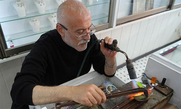 Bayburt'ta bir tek o kaldı! ! Baba mesleğini çeyrek asırdır sürdürüyor