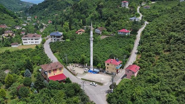 Bu görüntüyü sadece Karadeniz'de görebilirsiniz! Cami yok ama minare var; hikayesi de kendisi gibi ilginç