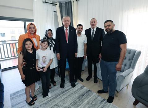 Cumhurbaşkanı Erdoğan ve Aliyev, Kahramanmaraş'ta depremzede bir aileyi ziyaret etti