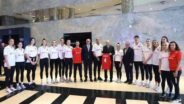 Cumhurbaşkanı Erdoğan, A Milli Kadın Voleybol Takımı ile bir araya geldi