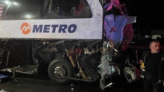 Sakarya'da faciaya ramak kala! Yolcü otobüsü TIR'a çarptı: 12 kişi yaralandı