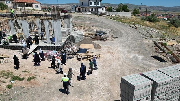 Sivas'ta cami inşaatı için kadınlar da ellerini taşın altına koydu!