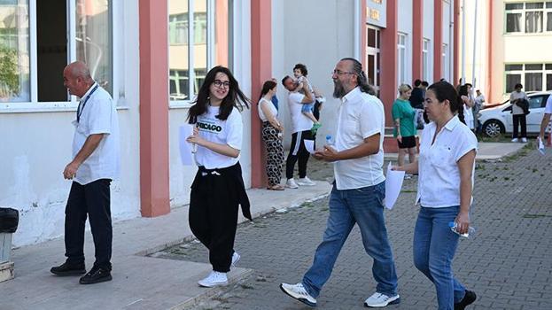 Edirne'de kızlarına destek olmak isteyen anne ve babası YKS sınavına girdi!