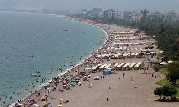 Antalya'da termometreler 33 dereceyi gösterdi! Sınavdan çıkan denize koştu