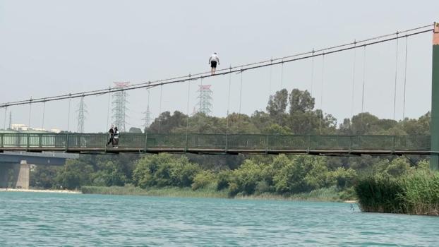 Adana'da gençlerden tehlikeli eğlence! Köprü yetmedi, halatlarına tırmanıp atladılar