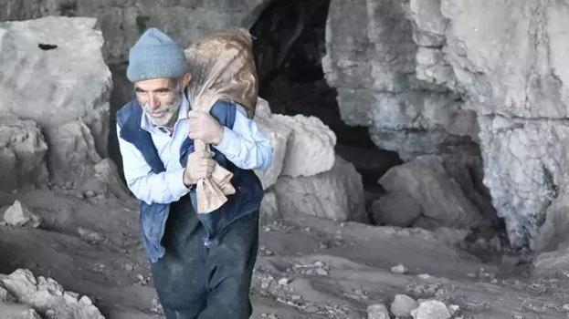 Şanlıurfa'da 300 metre derinde bulundu! Köylülere meslek oldu: Torbasını 350 liraya satıyorlar