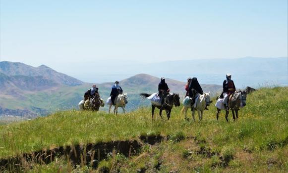 Muş'ta kadınlar at sırtında: Evden 16 kilometre uzakta bu işi yapıyorlar