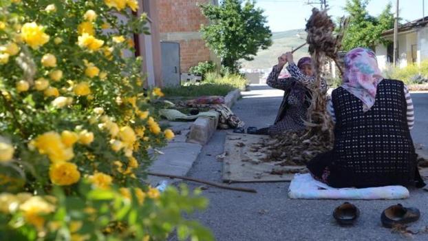 Kış memleketinde mesai başladı: Bayburtlu kadınlar sağlık için kolları sıvadı