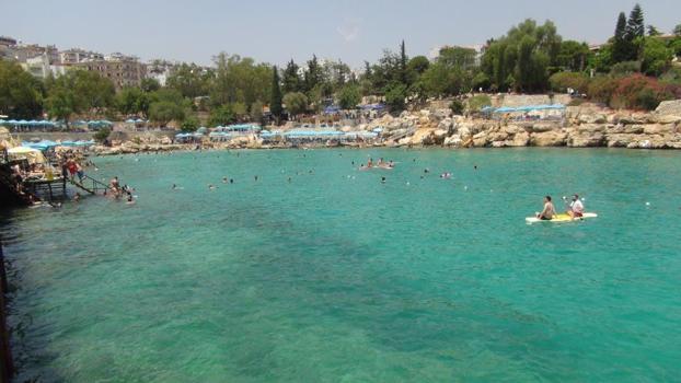 Uygun fiyatıyla tatilcilerin yeni gözdesi: Bölge halkı "doğal havuz" diyor