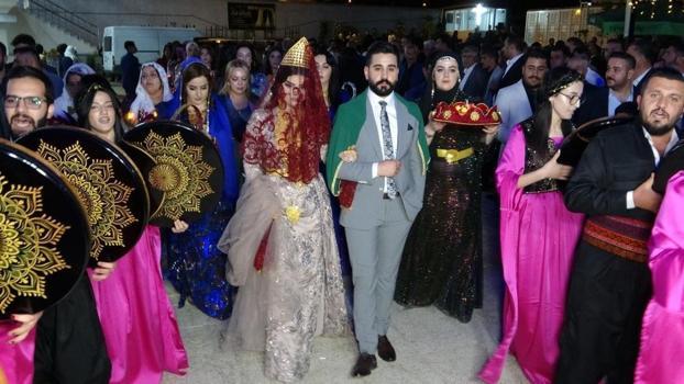 Aşiret düğününde bir ilk: Gelin ve damada takılar bu yöntemle takıldı