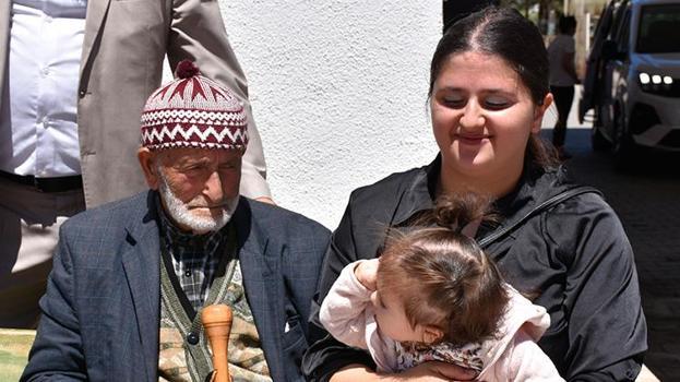 100'üncü yaşını torununun torunu ile kutladı: Uzun yaşamın sırrını anlattı