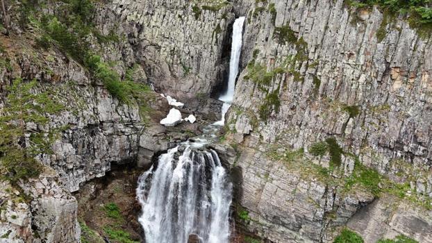 Artvin'in saklı cenneti coştu: Bazgiret Şelalesi ziyaretçilerini büyülüyor!