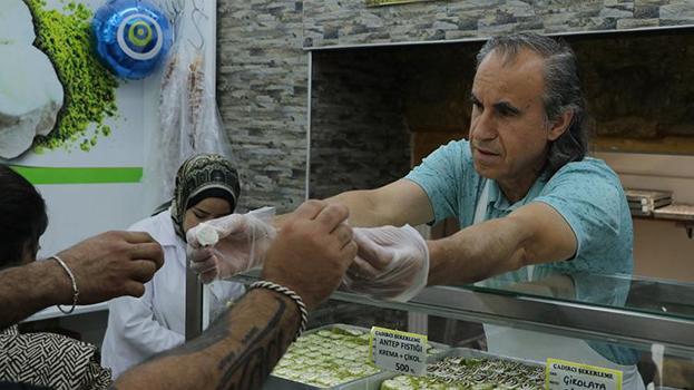 50 yıllık usta'dan Kayseri'nin asırlık çarşısında bir ilk! İmalathaneyi dükkanın önüne taşıdı, herkes onu izliyor
