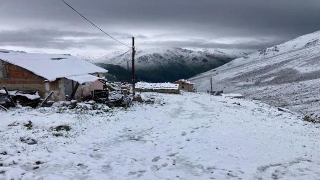 Ne olduğuna turistlerde şaşırdı: Rize'de kar bir anda bastırdı