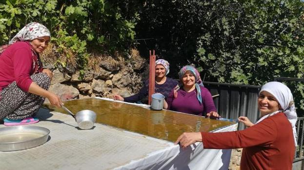 Erzincan'da köylü kadınların gelir kapısı oldu! Bir oturuşta tonlarca yapıp pazarda satıyorlar