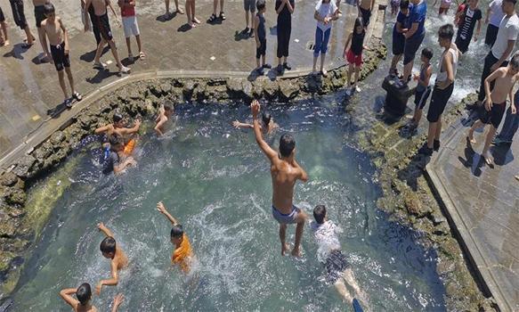 Diyarbakır'da Adana'yı aratmayan görüntüler! Çocukların 'tehlikeli serinlik' oyunu