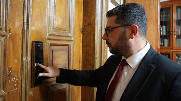 Sivas'ta bu kütüphanenin koruması bankaları aratmıyor: Aynı anda tek kişi içeri giremiyor!