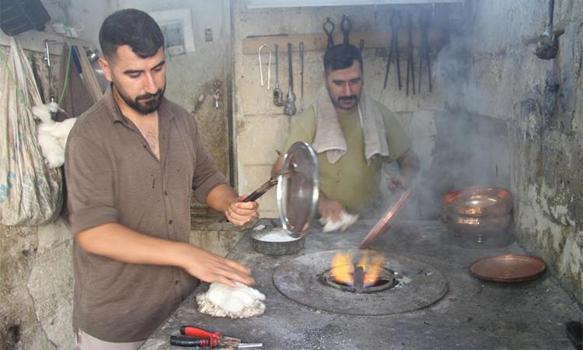 Gaziantep'te 4 metrekarelik dükkanda, 200 derece sıcaklıkta ekmek mücadelesi!