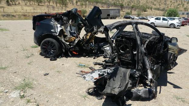 Malatya'da feci kaza: Duvara çarpmasıyla ikiye bölünen elektrikli otomobil birden alev aldı: 2 hemşire hayatını kaybetti!