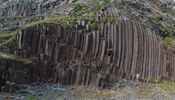 Artvin'de şerit şerit sanki bıçakla kesilmiş gibi! Ziyaretçi akınına uğruyor