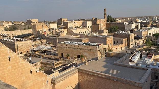 Aynı dizilerdeki gibi! Mardin'in eşsiz güzelliği sıcağa rağmen turist akınına uğruyor