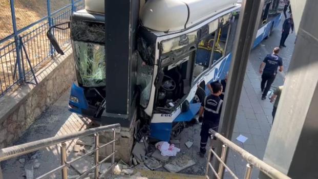 Ankara'da belediye otobüsü kaza yaptı: 20 kişi yaralı