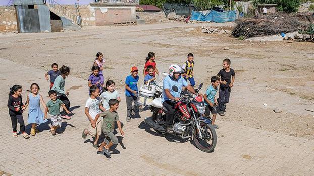 Diyarbakır'da 34 yıldan beri gittiği her yerde çocuklar etrafını sarıyor! Çermik ilçesinin köylerinde parası olan da olmayan da satın alıyor