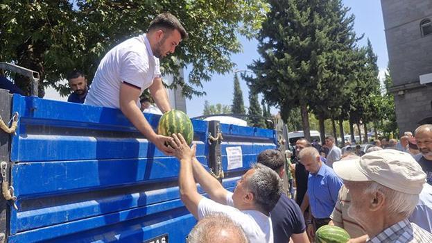 Tokat'ta ölen yakınları için 15 ton karpuz dağıttılar!
