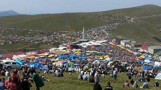 Kadırga Yaylası'nda gelenek bozulmadı: Üstü açık camide namaz kılındı, horon oynandı