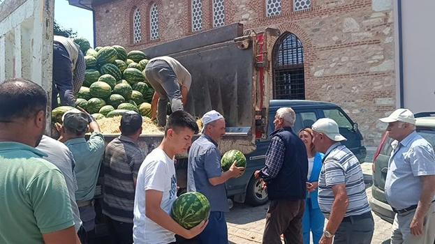 Karpuz üreticisine büyük destek! 20 ton ürün alıp ücretsiz dağıttılar