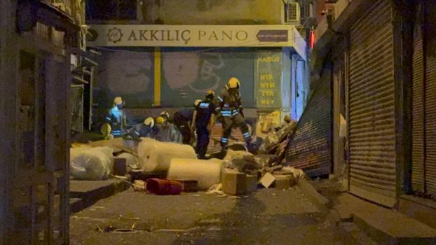 Beyoğlu'nda bir binada çökme meydana geldi! Ekipler olay yerine sevk edildi