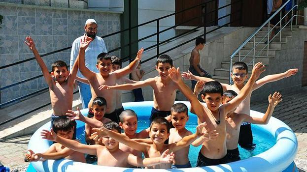 Manisa'da imamdan örnek davranış! Kur'an kursuna gelen çocuklara havuz aldı