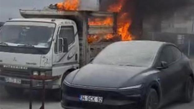 Dün aldığı aracını bugün alevlerin arasında buldu! Bayrampaşa'da korku dolu dakikalar