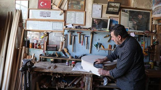 Babasının izinden gitti bir mesleğe hayat verdi! 100 yıllık dükkanda üretmeye başladı