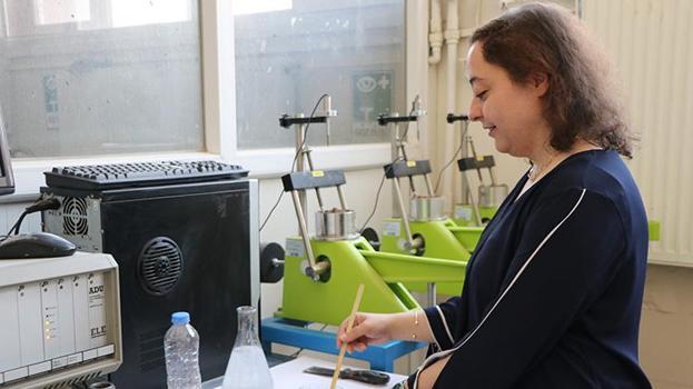 Pet şişeler çöpe değil inşaata gidiyor! Patent alındı: Zeminlerin sıvılaşmasını önleyecek