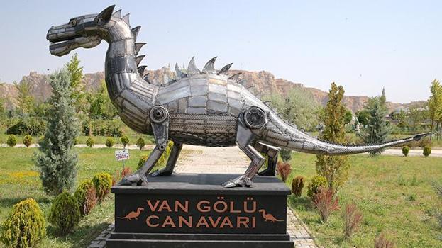 Van Gölü canavarı satıldı! İranlı heykeltıraş 600 kilogram demirden yapmıştı