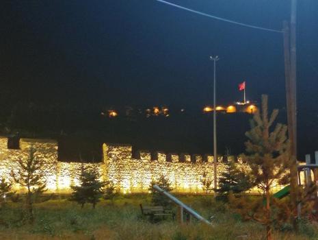 Yeni hali göz kamaştırdı: Kalenin ışıkları şehri aydınlattı