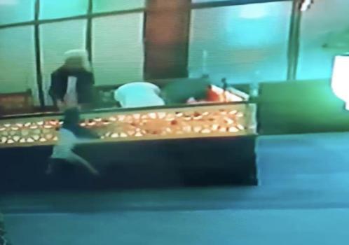 Cami güvenlik kamerasından inanılmaz görüntüler: İmam çocuğu havada kaptı!