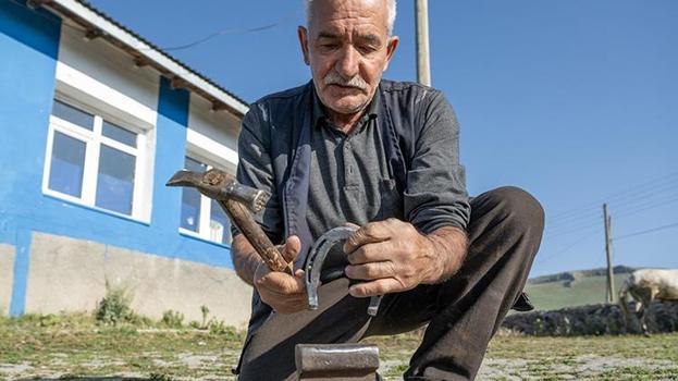 Kars'ın köylerini tek tek gezip çiftçiyi hasada hazırlıyor! 'Bazen tekme yiyoruz'