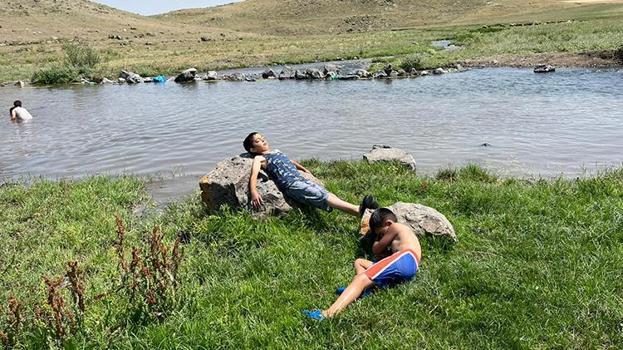 Kars'ta termometreler 34 dereceyi gördü! Çocuklar hem serinledi hem eğlendi