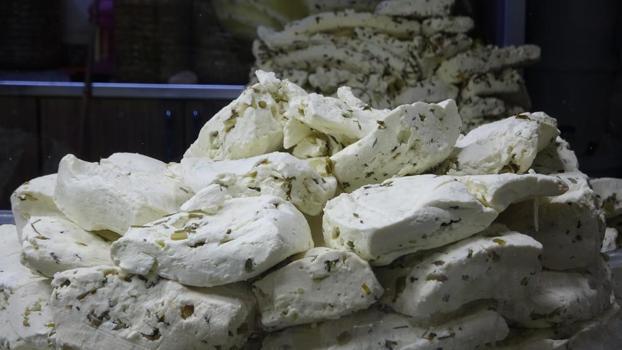 Van'da otlu peynire özel çalışma! Esnaf üreticiye bilgi verdi